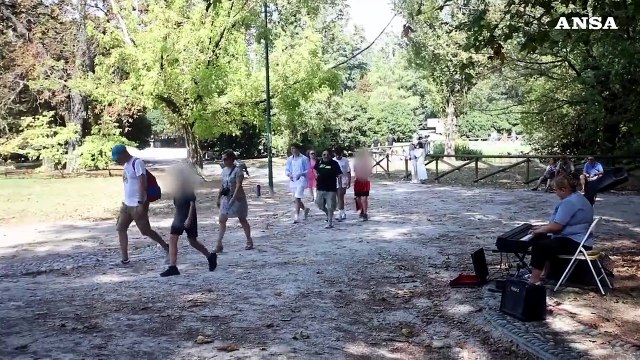 Caldo a Milano, milanesi e turisti in giro nonostante l'alta temperatura