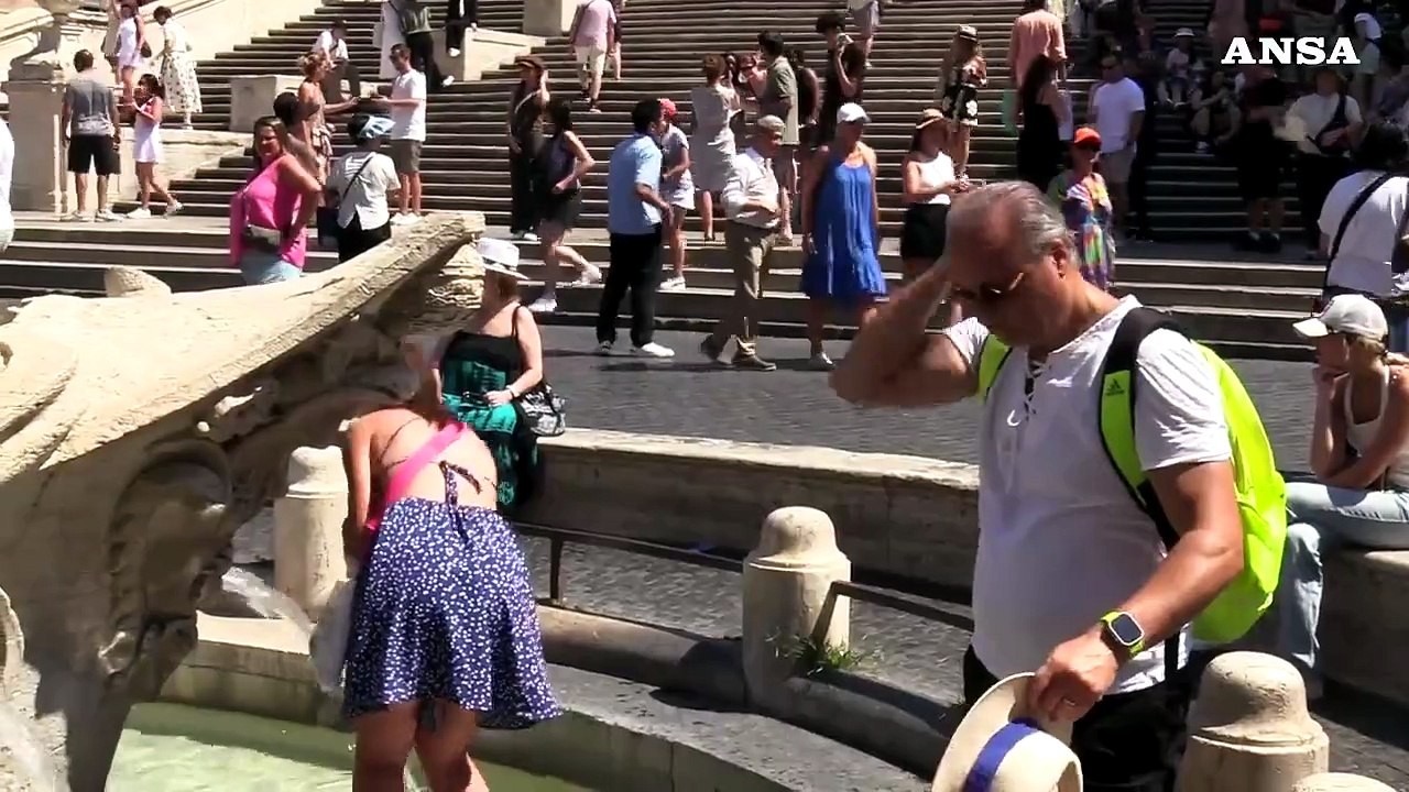 Roma, il caldo di Ferragosto non ferma i turisti nel centro storico