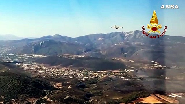 Grecia, i Canadair dei vigili in azione a Maratona per contrastare gli incendi boschivi