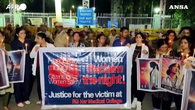 India,in migliaia in piazza a Kolkata per chiedere sicurezza dopo l'uccisione di una dottoressa