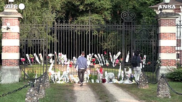 Alain Delon, fiori e bigliettini davanti alla sua casa di Douchy