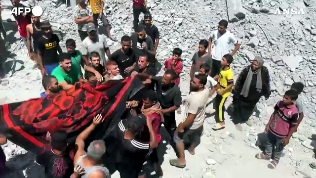 Gaza, i soccorsi fra le macerie dopo l'attacco israeliano a Khan Yunis