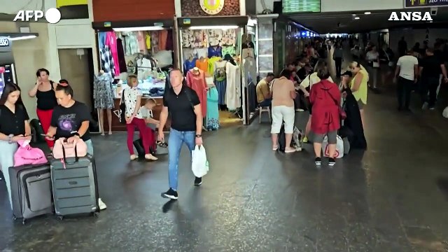 Kiev, i residenti si rifugiano nella metro durante le sirene antiaeree