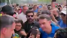 Flávio Bolsonaro é tietado na Marcha para Jesus