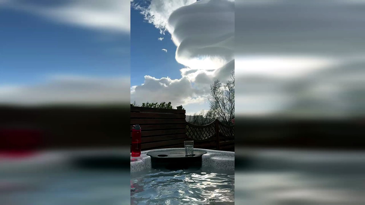 Rare Iridescent Cloud Formation Stuns Skywatchers in Iceland