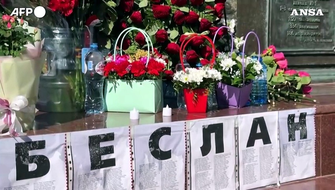 Russia, l'omaggio di Mosca alle vittime del massacro della scuola di Beslan