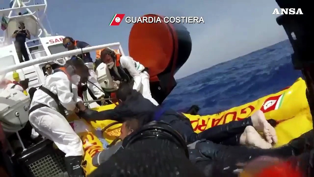 Lampedusa, si capovolge un barcone di migranti: 21 dispersi