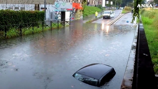 Milano, auto bloccata in un sottopasso allagato