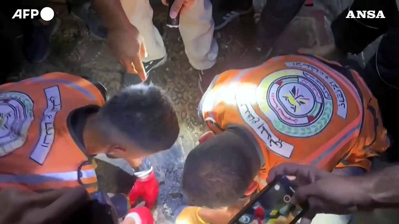 Gaza, i soccorsi dopo l'attacco israeliano nel campo profughi di Jabalia