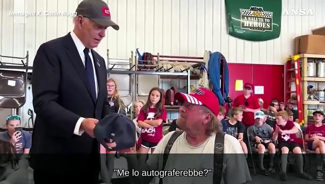 Usa, Biden indossa un cappello di Trump e scherza con un fan