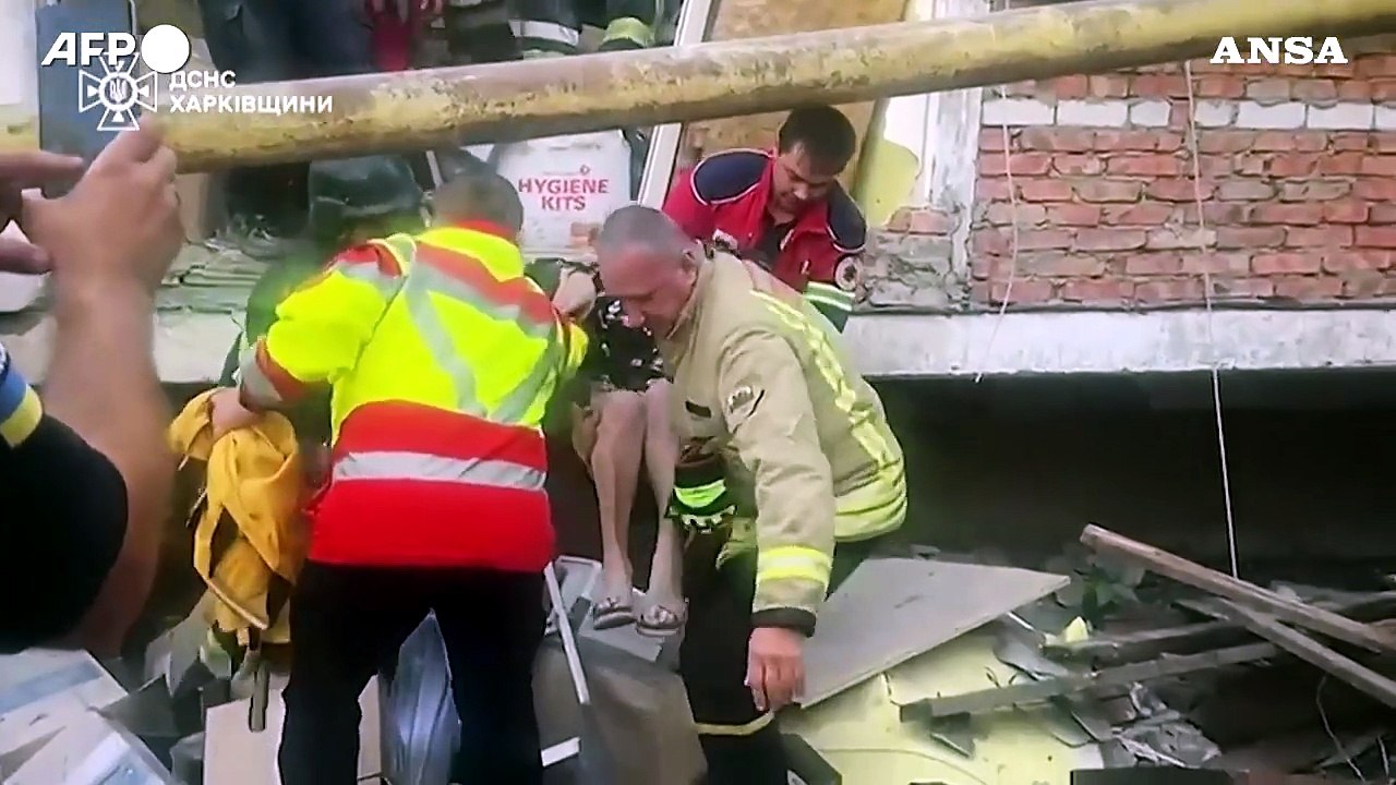 Ucraina, anziana salvata dopo un raid russo nella regione di Kharkiv