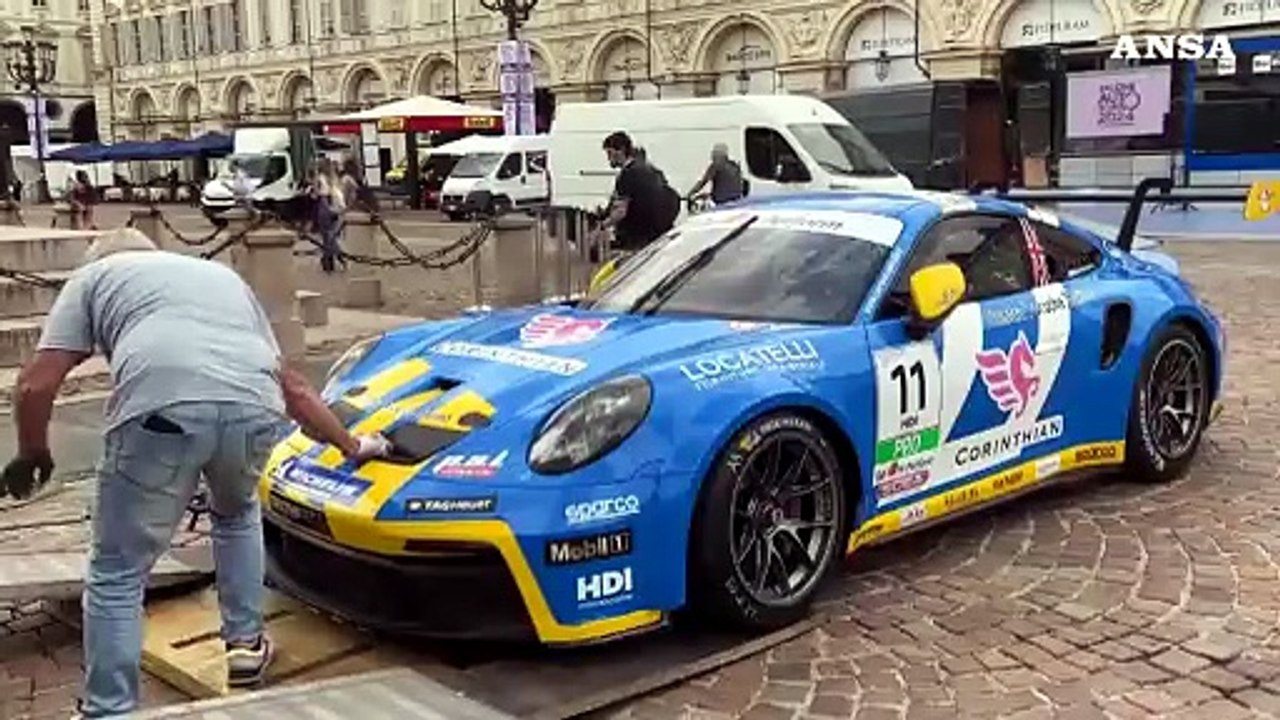 Torino, nelle piazze del Centro i preparativi per il Salone dell'auto