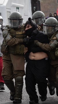 Miles de estudiantes y docentes protestan contra los recortes a la educación de Kast