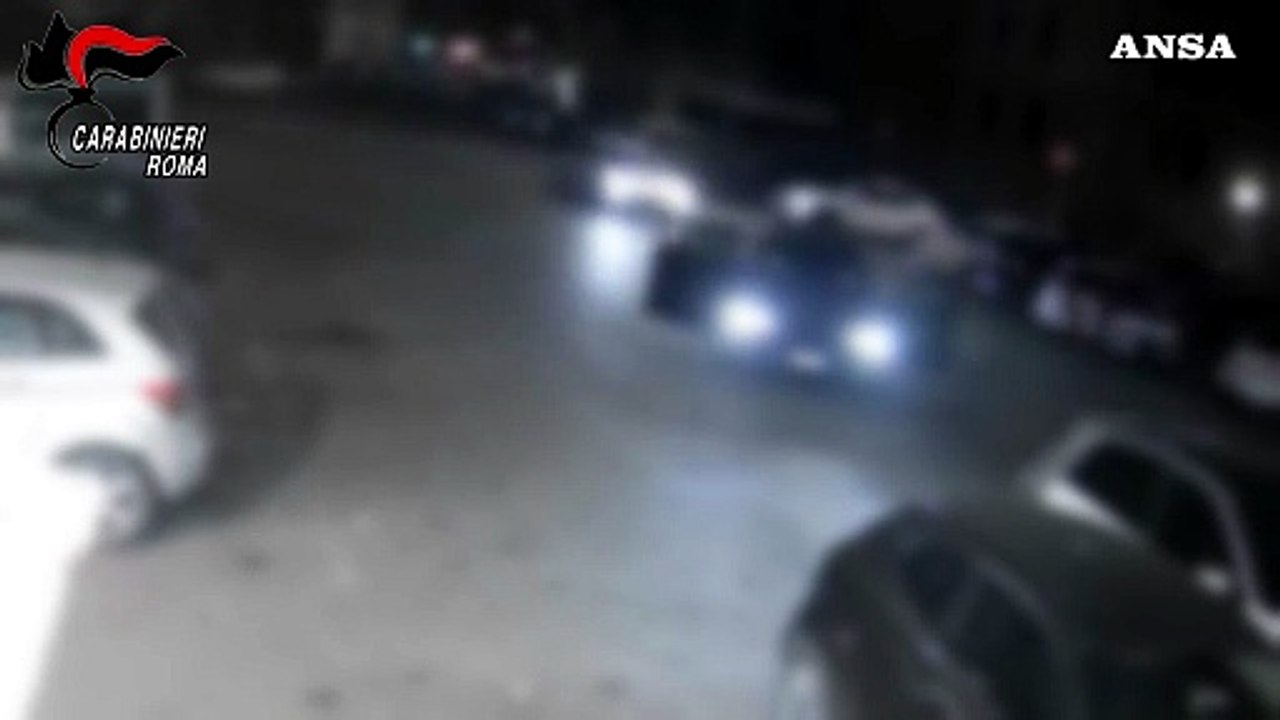 Spari contro saracinesca di un bar a Roma, arrestato 26enne