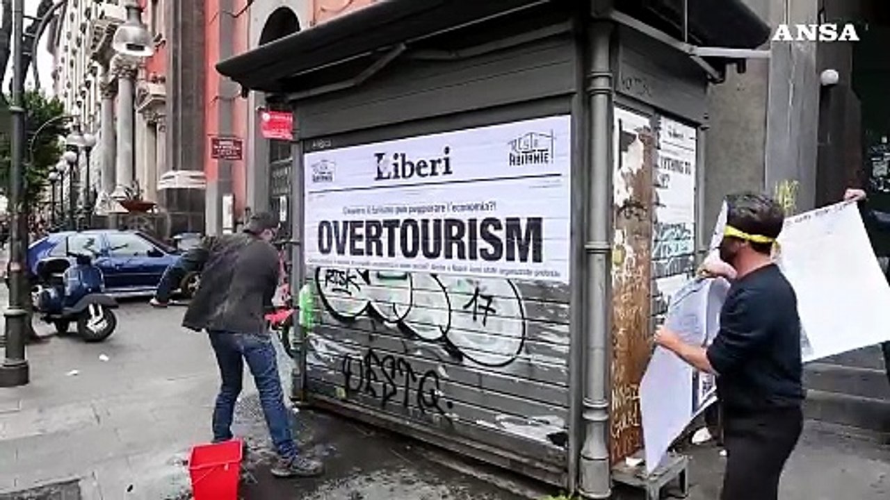 Napoli, flash-mob contro l'overtourism e i b&b