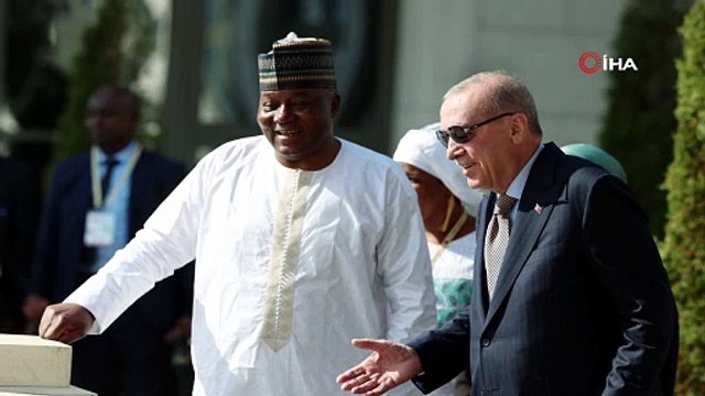 Cumhurbaşkanı Erdoğan, Nijer Cumhurbaşkanı Tchiani külliye balkonundan şehir manzarasını gösterdi