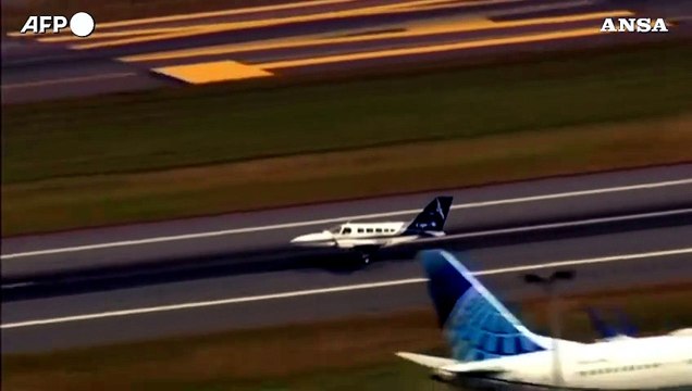 Usa, piccolo aereo atterra in emergenza