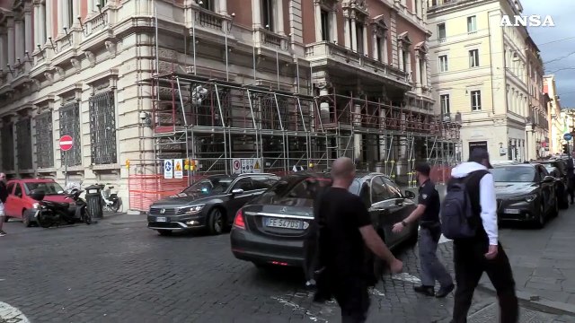 Mario Draghi entra a Palazzo Chigi per l'incontro con Giorgia Meloni