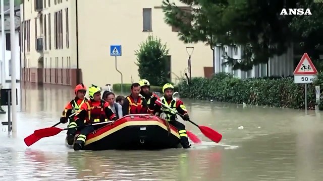 Maltempo in Emilia-Romagna, strade allagate a Faenza