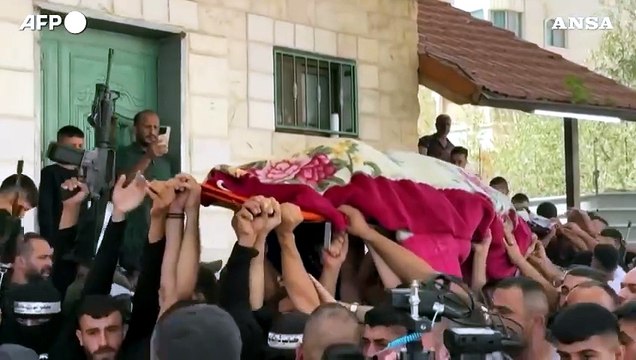 Raid israeliano in Cisgiordania, i funerali dei palestinesi uccisi