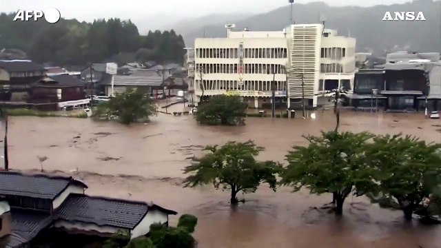 Giappone, 60 mila evacuati e un disperso per le forti piogge
