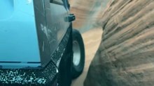 Jeep Cherokee XJ dompte les rochers géants à Sand Hollow (Utah)