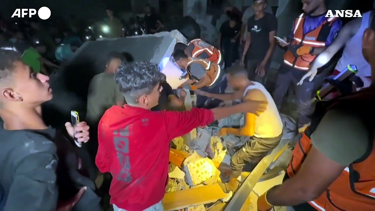Gaza, i soccorsi dopo un raid israeliano nel quartiere Sheikh Radwan