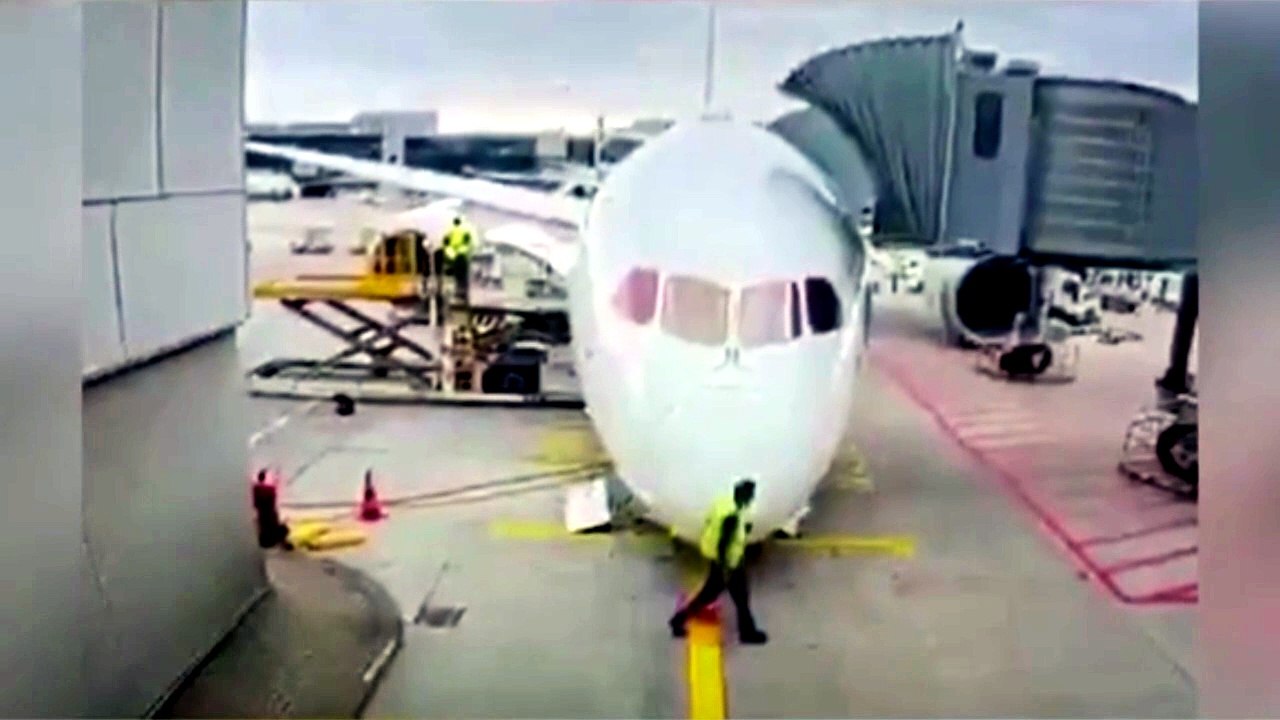 Lufthansa, cede il carrello del Boeing nuovo di zecca: diversi feriti in aeroporto