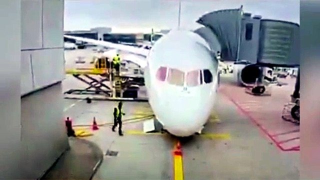 Lufthansa, cede il carrello del Boeing nuovo di zecca: diversi feriti in aeroporto