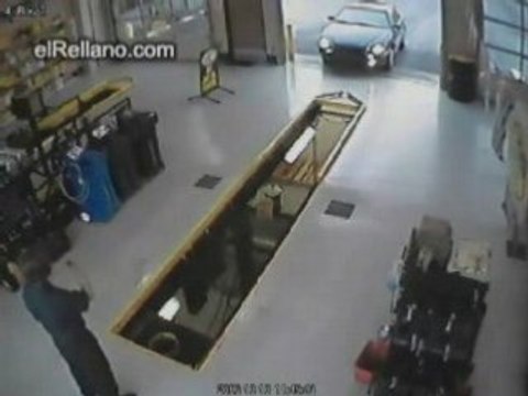 La femme de Régis chez le garagiste