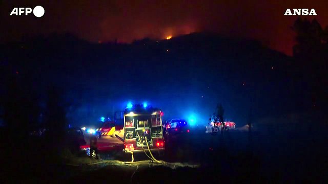 Portogallo, Vigili del fuoco all'opera per arginare gli incendi