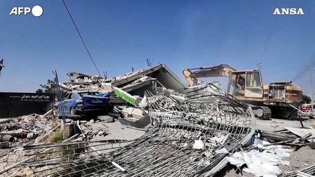 Libano, attacco israeliano colpisce un centro commerciale a Kfar Tibnit