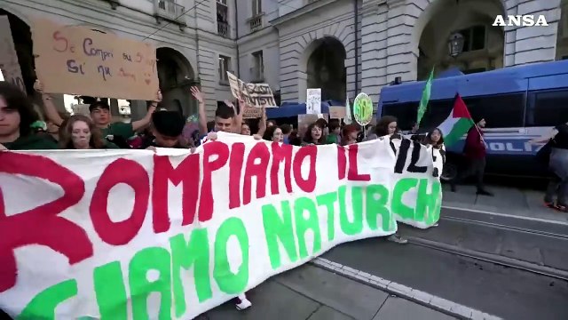 Torino, il flash mob finale di Fridays for Future