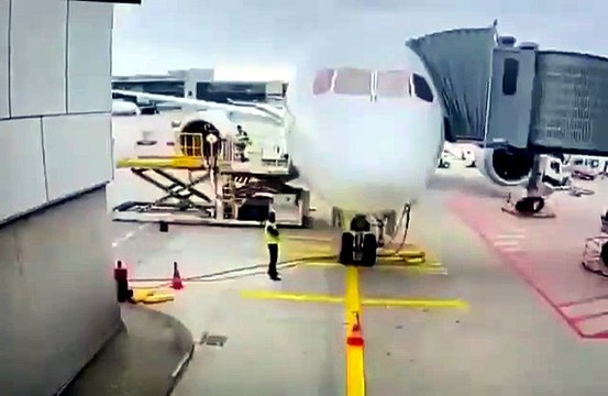 Les images incroyables du train d'atterrissage d'un avion Boeing appartenant à Lufthansa qui s'est brutalement affaissé sur le tarmac de l'aéroport de Francfort, faisant plusieurs blessés parmi le personnel