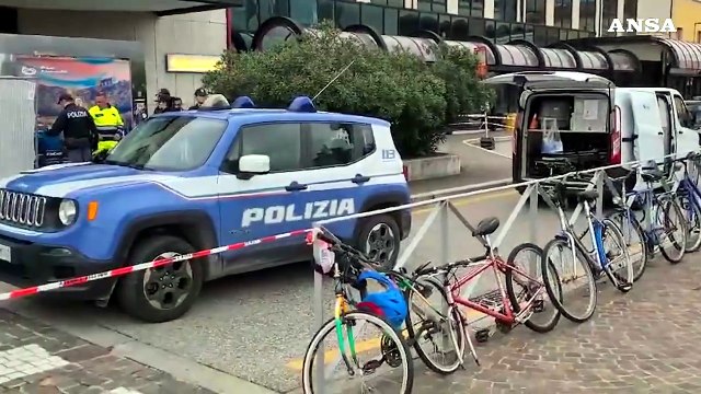 Aggredisce agenti con un coltello, ucciso da tre colpi di pistola al petto