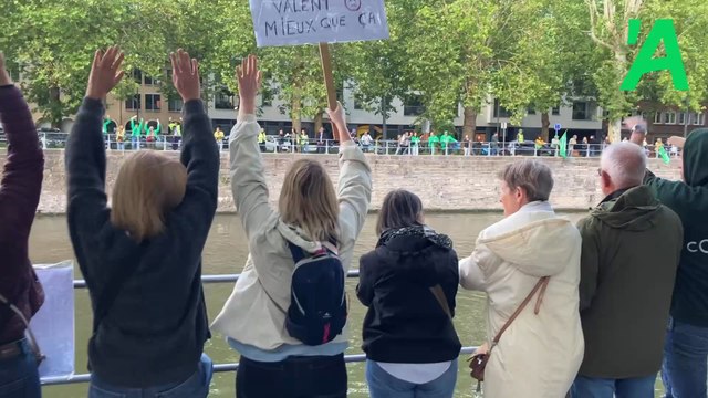 Mobilisation de profs et d'élèves le jeudi 4 juin 2026 au pied du pont des Trous à Tournai contre les réformes dans l'enseignement