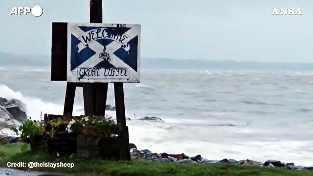 Maltempo, la tempesta Ashley si abbatte sul Regno Unito e sull'Irlanda