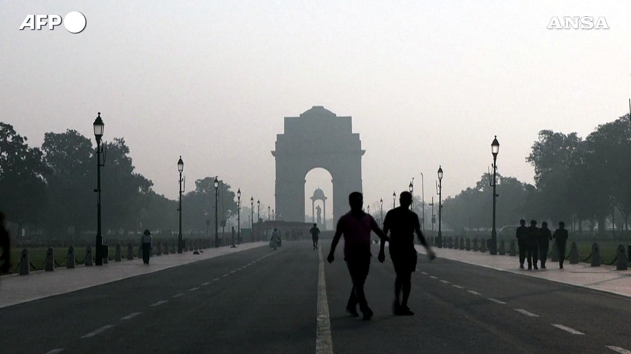 New Delhi, la Porta dell'India inghiottita dallo smog