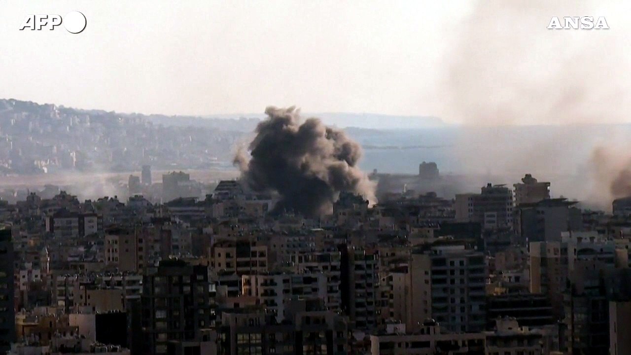 Libano, Israele colpisce la periferia sud di Beirut