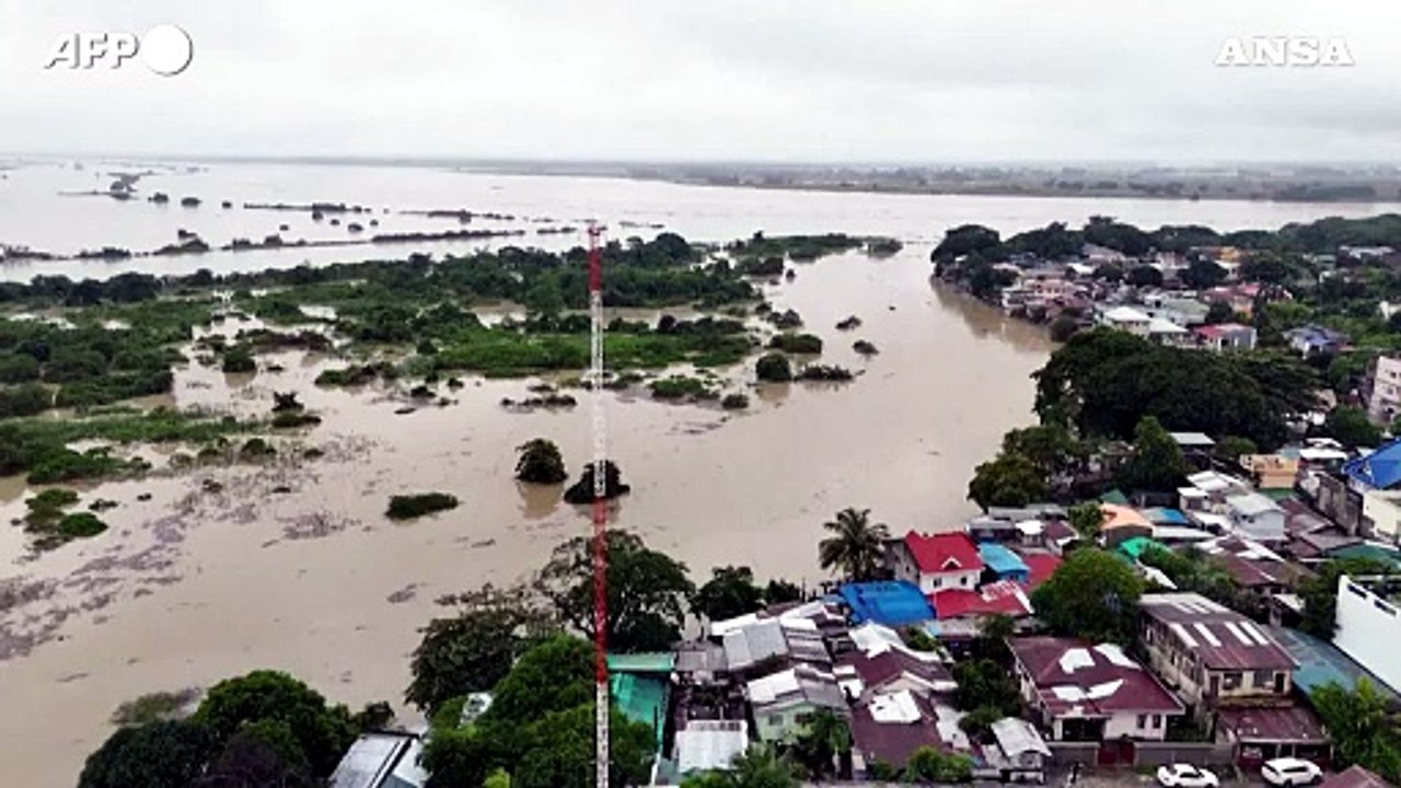 Filippine, fiume in piena dopo il passaggio della tempesta tropicale Trami