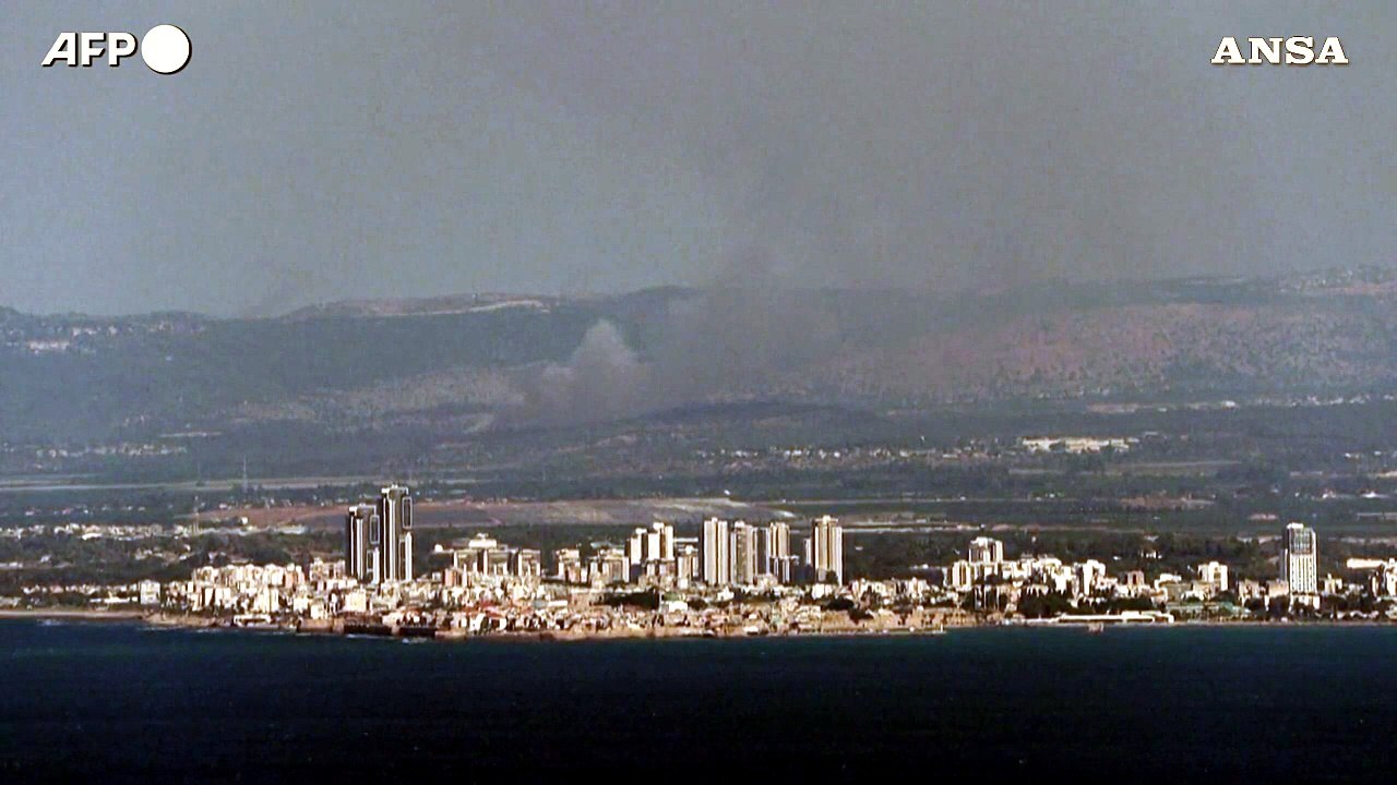 Israele, Hezbollah lancia decine di razzi su una base militare nel nord