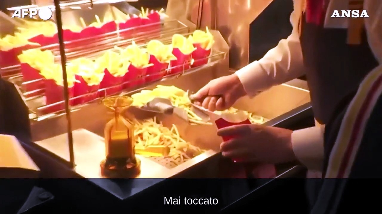 Trump serve patatine al McDonald's: "Non e' vero che Kamala ci ha lavorato"
