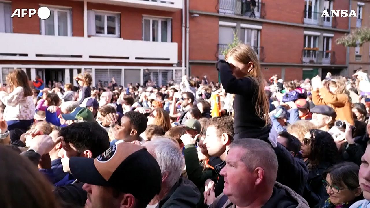 Francia, a Tolosa sculture mobili giganti attirano folle di curiosi