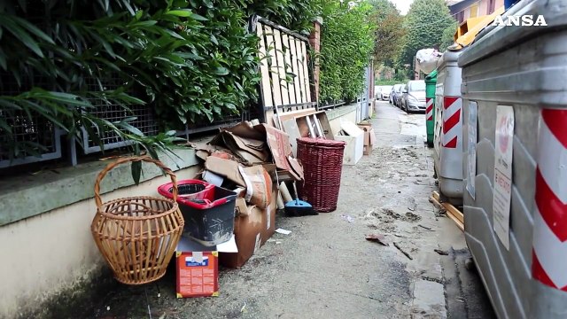 Maltempo, la pulizia dal fango e dai detriti delle strade di Bologna