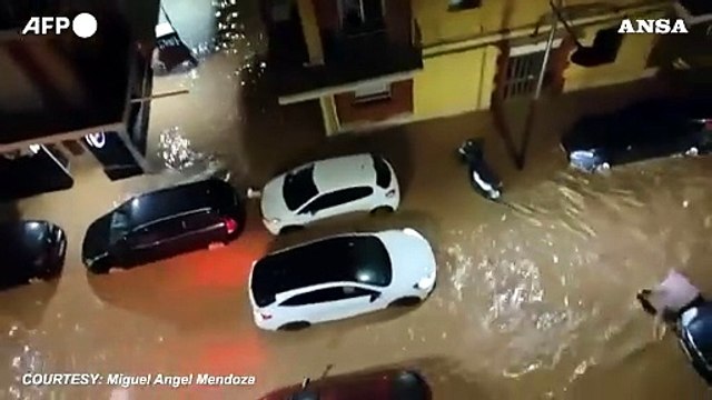 Maltempo in Spagna, auto sommerse da acqua e fango a Valencia