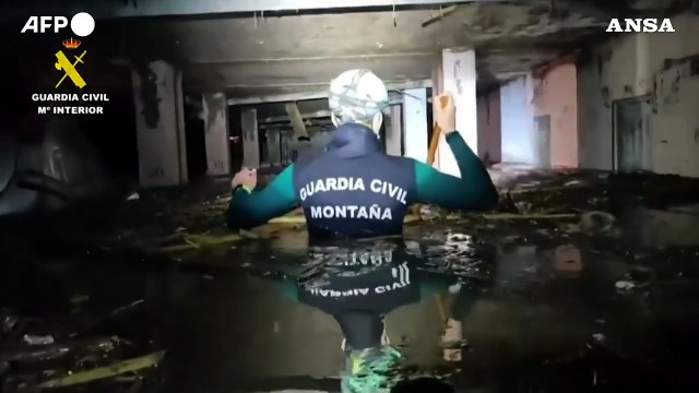 Maltempo Spagna, le ricerche dei dispersi e delle vittime nei garage di Valencia