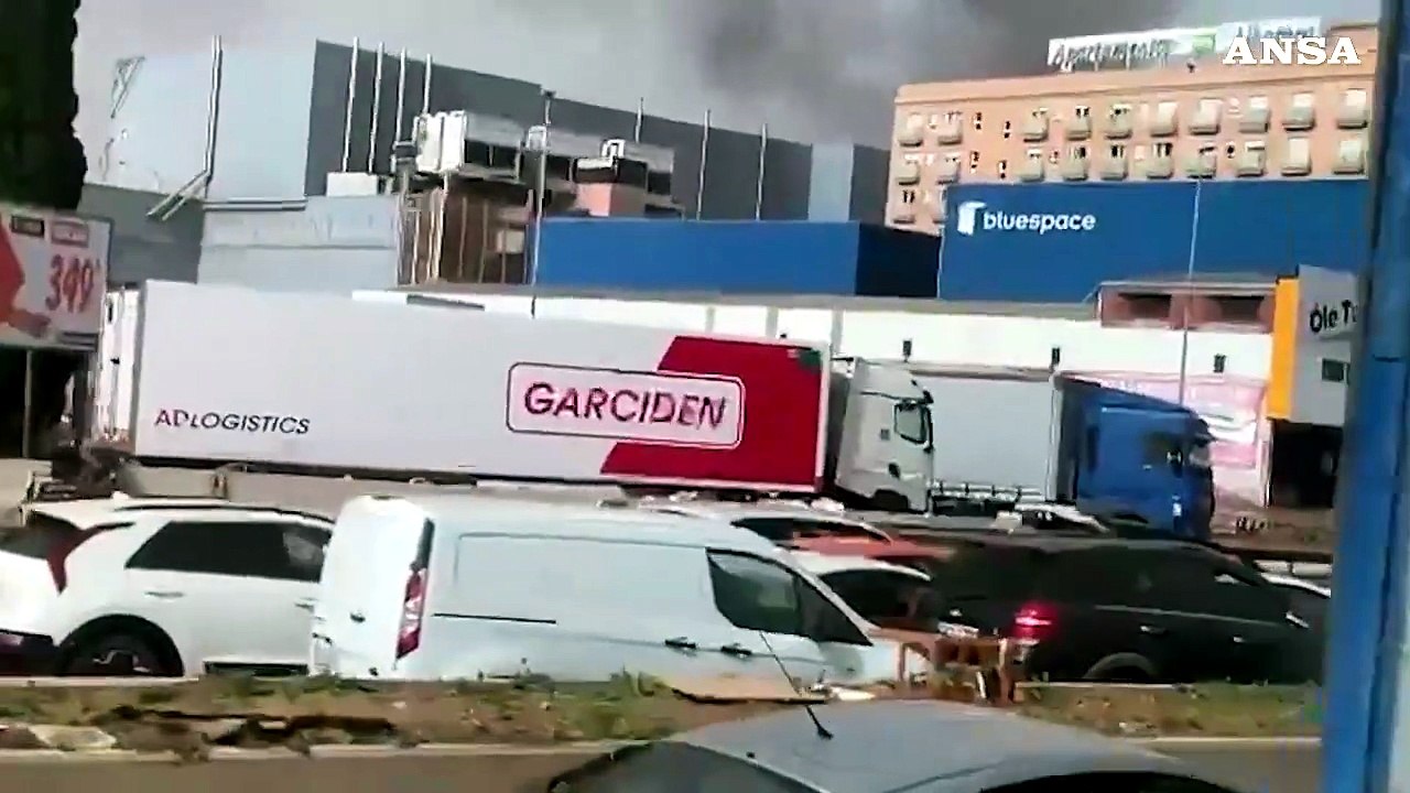 Maltempo in Spagna, veicoli accatastati a Valencia dopo l'alluvione