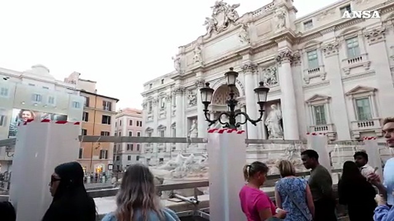 Roma, Fontana di Trevi senz'acqua: i turisti lanciano monete in vasca