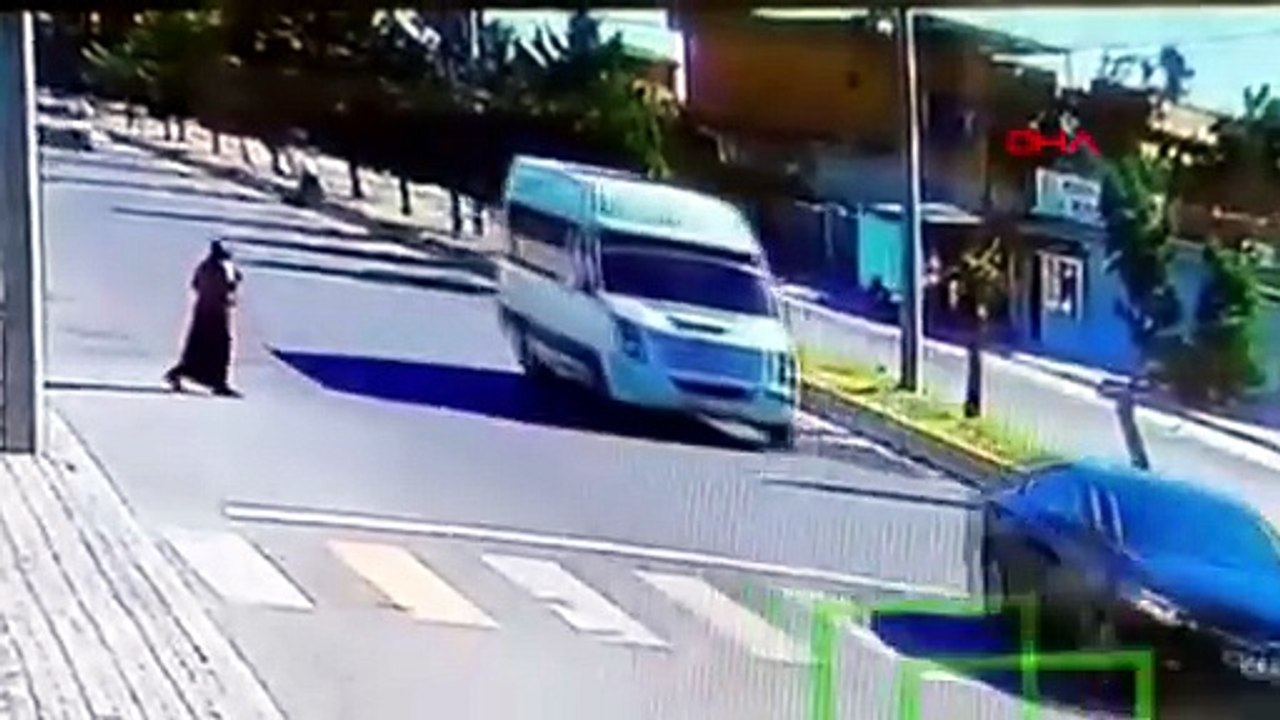Şanlıurfa’da otomobilin, yayaya çarptığı kaza kamerada