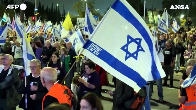 Israele, protesta contro il licenziamento del ministro della Difesa Yoav Gallant